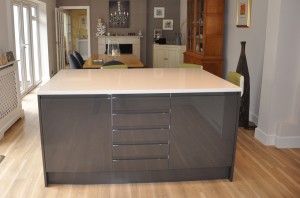 Kingswood rear breakfast bar